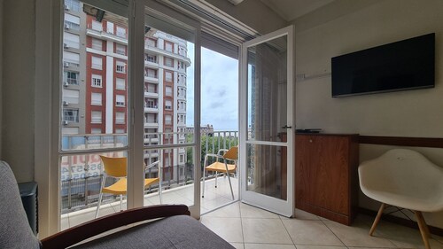 2 rooms with views of Plaza Colón and the sea