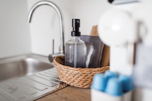 Secador de cabelo, toalhas de banho