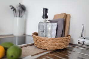 Hair dryer, towels - // Bismarck 1884 - B07 // (Norderney)