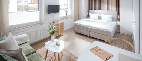 Travel crib, free WiFi, bed sheets