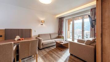 Junior-Suite | Wohnbereich | 54-cm-Flachbildfernseher mit Kabelempfang