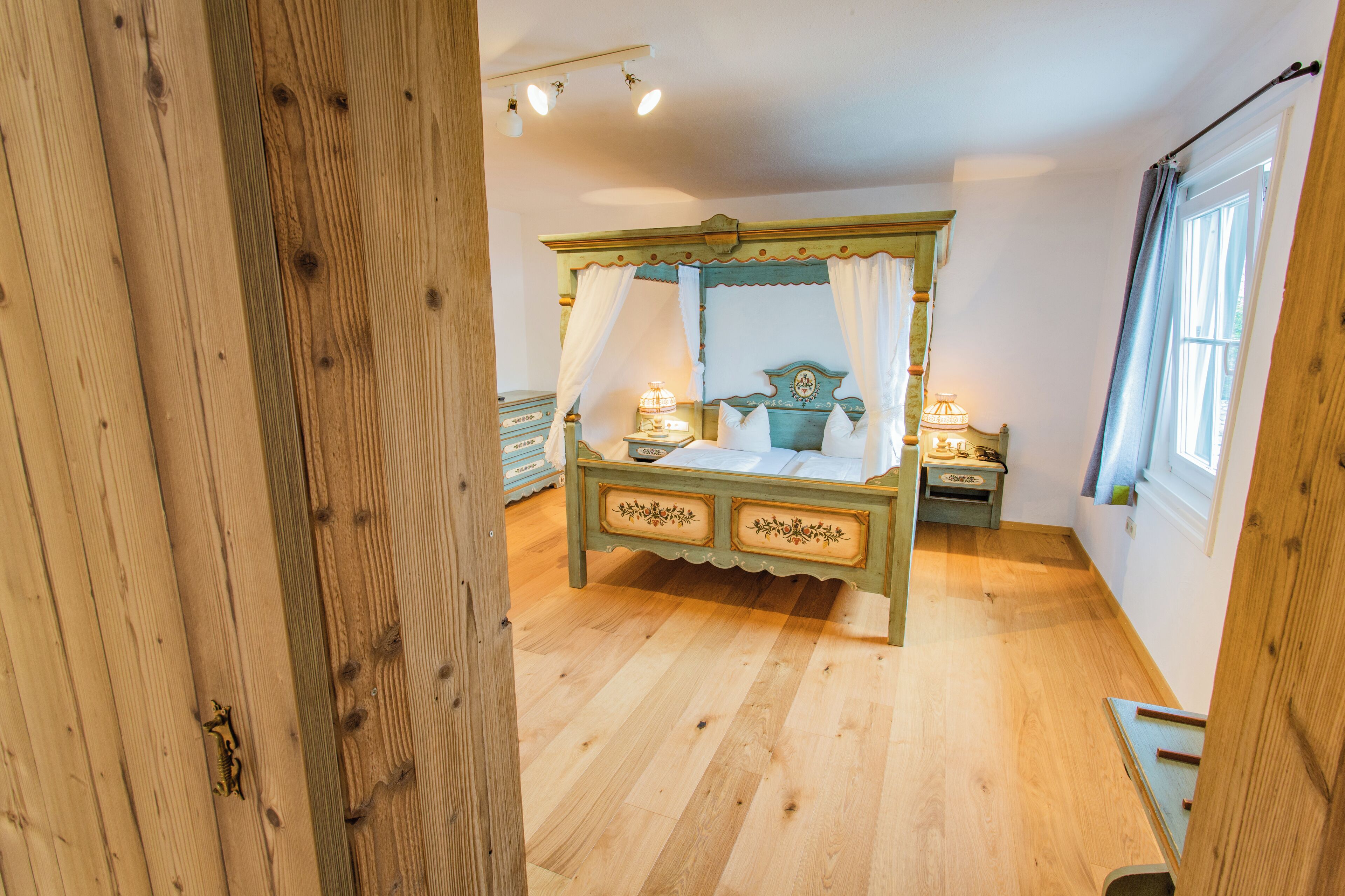 Tradisjonell leilighet | Allergitestet sengetøy, safe på rommet og individuelt innredet