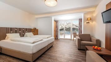 Ropa de cama hipoalergénica y caja de seguridad en la habitación