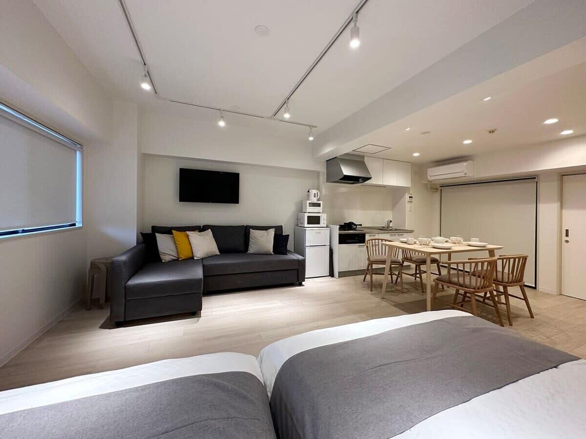 スタジオスイート | リビング エリア | 50 インチのスマートテレビ (デジタル放送視聴可)