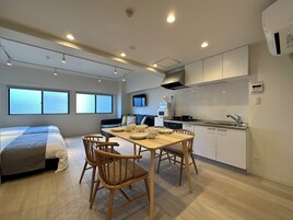 スタジオスイート | ノートパソコン用作業スペース、アイロン / アイロン台、WiFi (無料)、ベッドシーツ