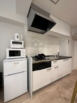 冷蔵庫、電子レンジ、電気ポット、調理器具と食器