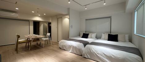 مساحة عمل للكمبيوتر المحمول ومكواة/لوح كي وواي فاي مجانًا وملاءات أسرّة