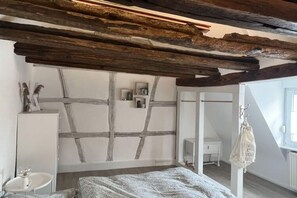 Apartment | 2 Schlafzimmer, individuell eingerichtet, Schreibtisch