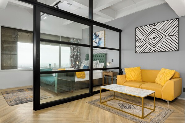 TV - Spacious Bright Studio Apartment \ No Loadshedding (Cape Town)