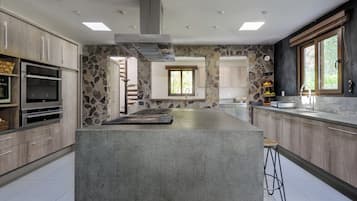 Casa Confort, vista al jardín | Cocina privada | Refrigerador con congelador, microondas, cafetera y tetera y tostadora