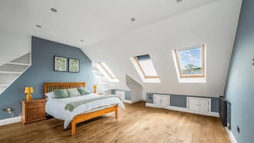 6 bedrooms, desk, iron/ironing board, free WiFi