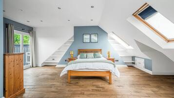 6 bedrooms, desk, iron/ironing board, free WiFi