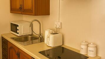 Comfort Studio, Patio | Private kitchen | Full-size fridge, microwave, oven, stovetop