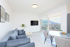 Unclassified image, 3 of 33, button