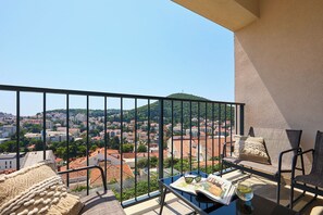 Unclassified image, 2 of 33, button