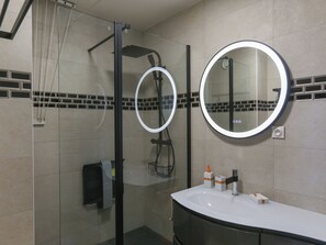 Chuveiro, secador de cabelo, toalhas de banho 