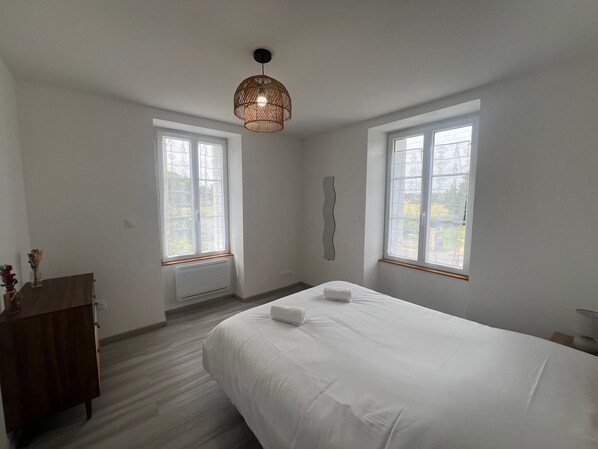 2 bedrooms, desk, bed sheets