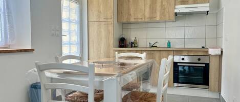 Fridge, microwave, oven, coffee/tea maker
