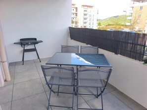 Outdoor dining - T2 apartment with terrace (Ajaccio)