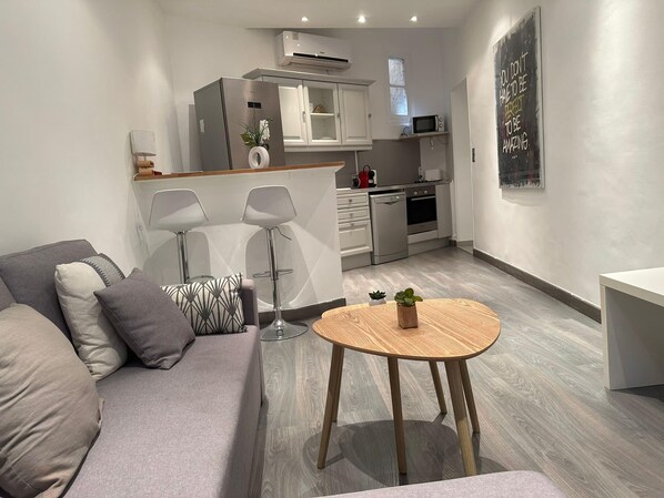 TV - Charming T2 in the heart of city center (Cannes)