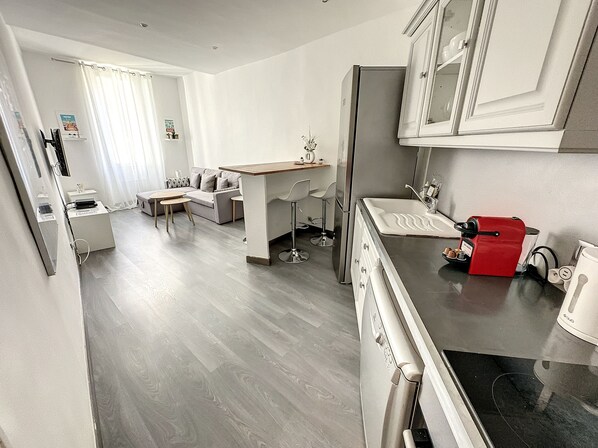 Kühlschrank, Mikrowelle, Ofen, Geschirrspüler