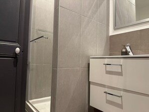 Hair dryer - Charming T2 in the heart of city center (Cannes)