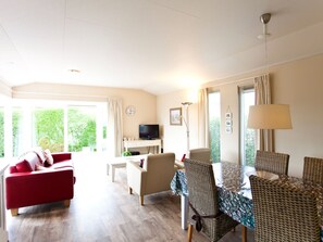 Chalet | Dining - Cozy Chalet With a Combination Microwave (Breskens)