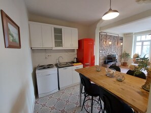 Réfrigérateur, micro-ondes, plaque de cuisson, lave-vaisselle