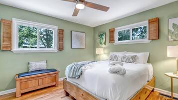 4 bedrooms, desk, iron/ironing board, travel crib