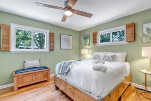 4 Schlafzimmer, Schreibtisch, Bügeleisen/Bügelbrett, Reisekinderbett