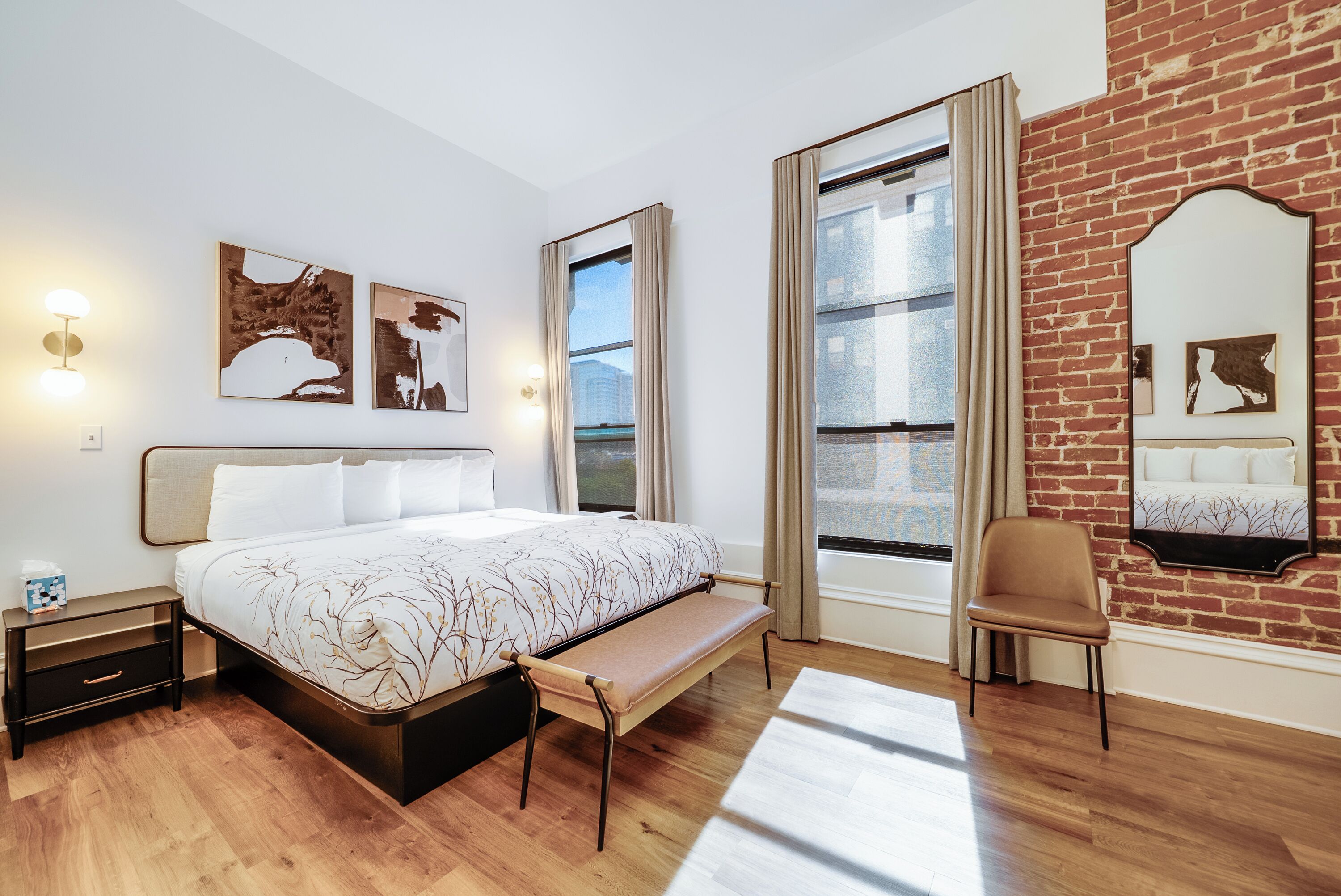 华丽客房, 1 张特大床 | 高档床上用品、客房内保险箱、办公桌、熨斗/熨板