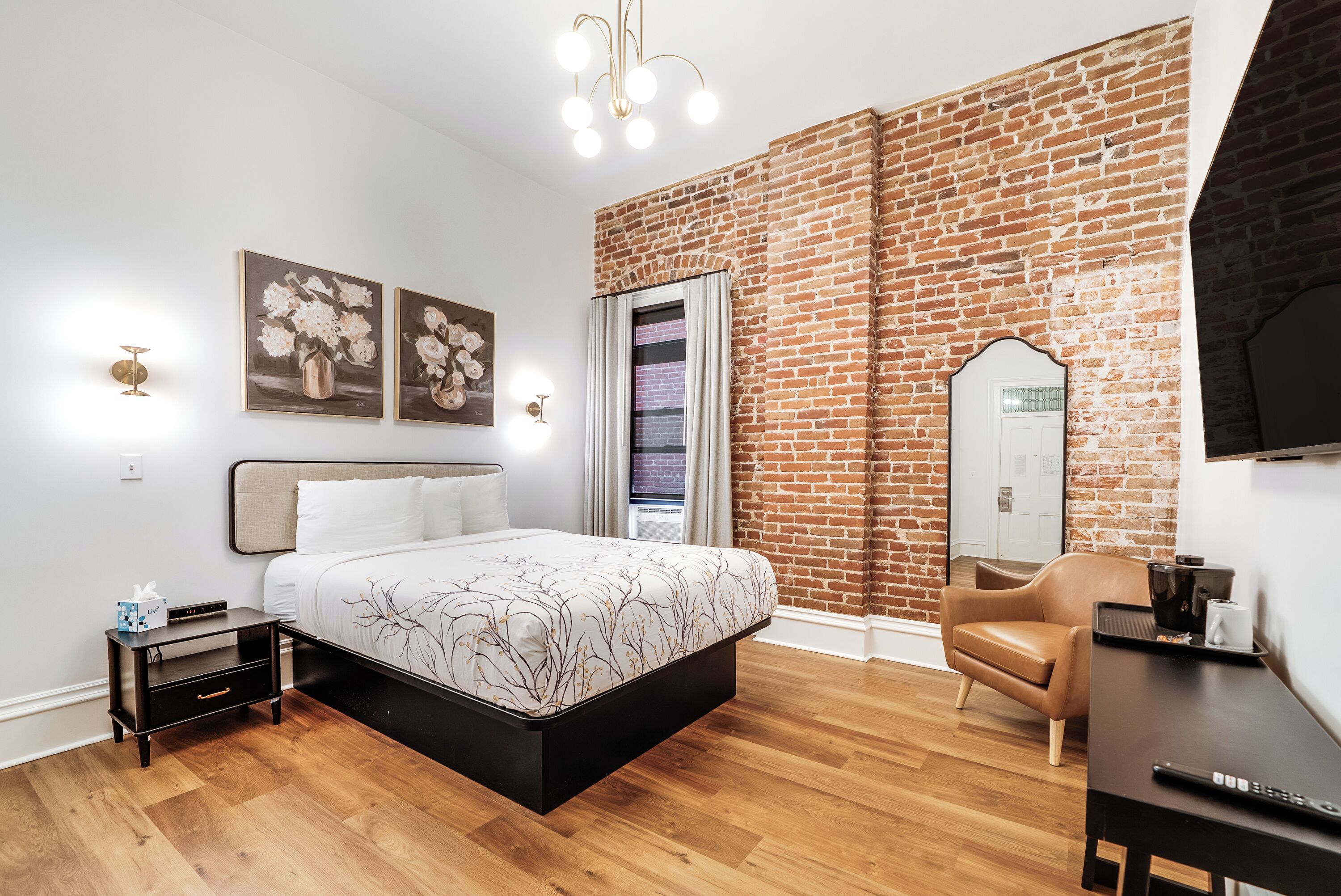 Rom – classic, 1 queensize-seng | Sengetøy av topp kvalitet, safe på rommet og skrivebord