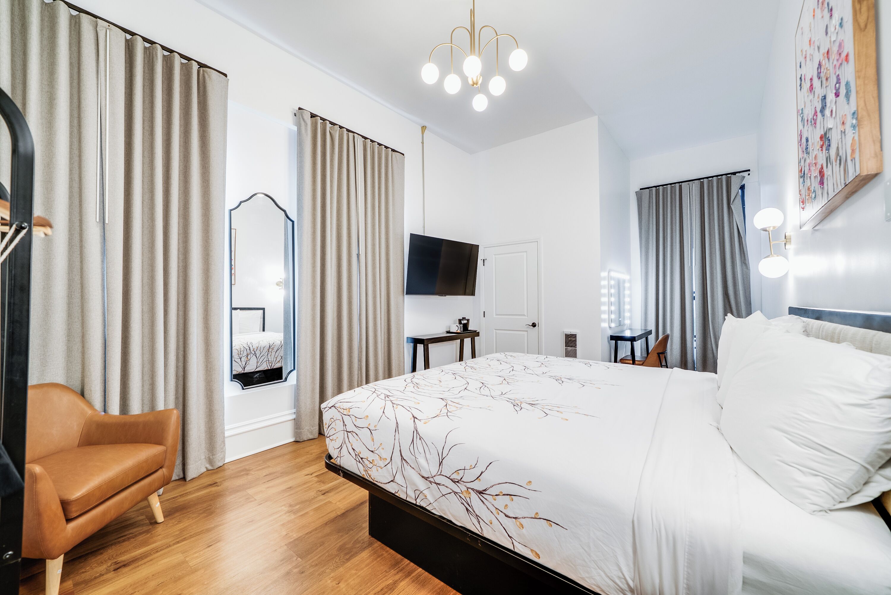 Rom – basic, 1 dobbeltseng | Sengetøy av topp kvalitet, safe på rommet og skrivebord