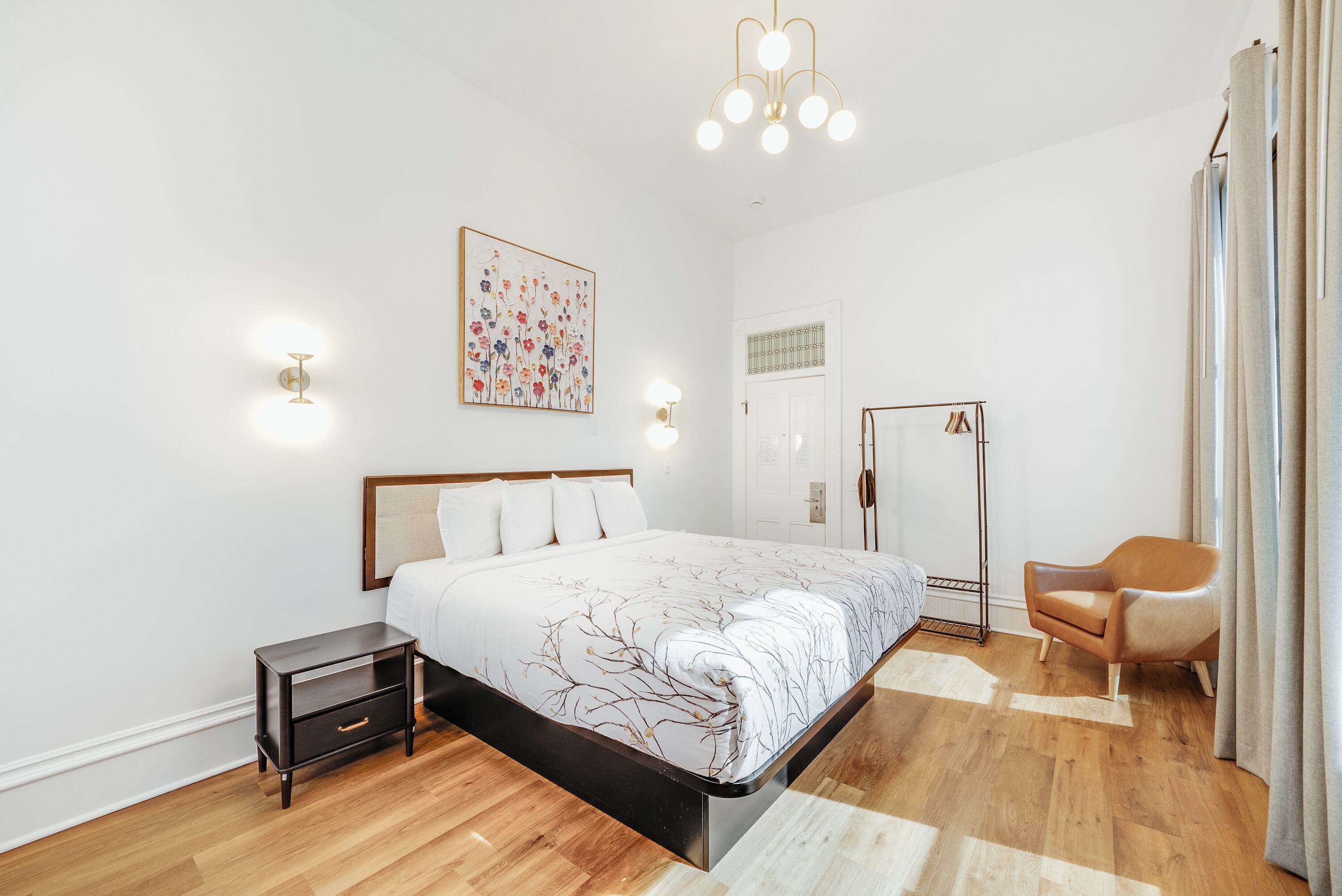 Rom – deluxe, 1 kingsize-seng | Sengetøy av topp kvalitet, safe på rommet og skrivebord