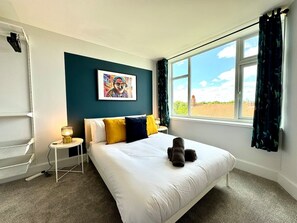 3 habitaciones, tabla de planchar con plancha, wifi y ropa de cama 