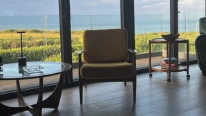 42-inch flat-screen TV with digital channels, Netflix - Botany Bay Beach Bed and Breakfast (Broadstairs)