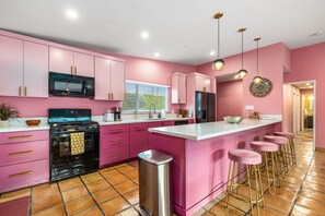 Mikrobølgeovn, ovn, kokeplater og oppvaskmaskin