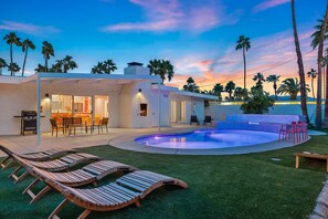 Outdoor dining - Pink Paradise in Palm Springs: Artistic 4-Bedroom Retreat Awaits! (Palm Springs)