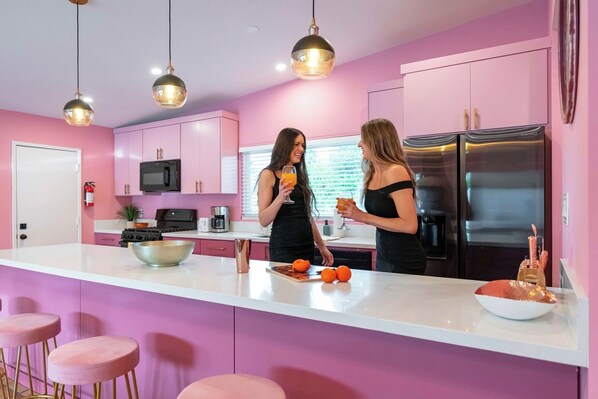 Microwave, oven, stovetop, dishwasher - Pink Paradise in Palm Springs: Artistic 4-Bedroom Retreat Awaits! (Palm Springs)