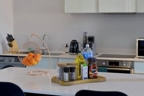 Een koelkast, een magnetron, een oven, een kookplaat