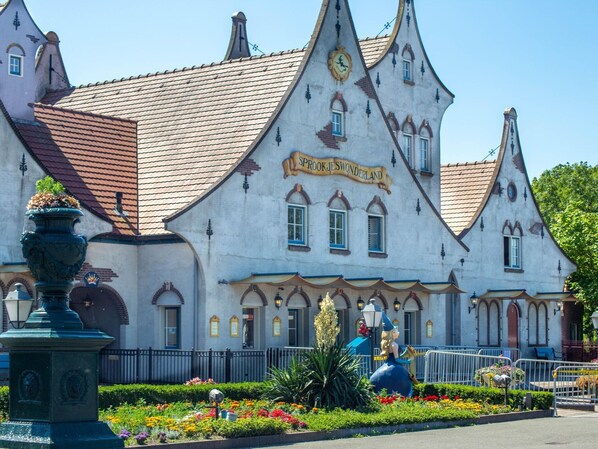 A building with a sign reading "Sprookjeswonderland" and a statue of a character in the foreground. - Modern Holiday Home With Dishwasher (Enkhuizen)