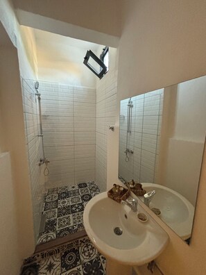 Classic Room | Bathroom | Hair dryer, towels, soap, shampoo - Latibulemarin  (Ayvalik)