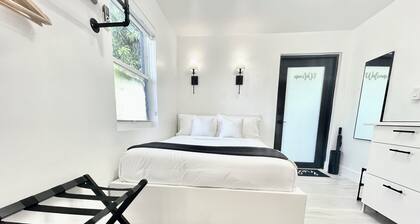 Guesthouse Centrally located 10 min from Wynwood w/ Parking and Privacy