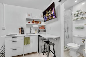 Fridge, microwave, stovetop, coffee/tea maker - Studio Apartment with private terrace and Bike in West Wynwood (Miami)
