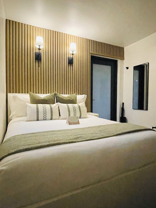 1 habitación, caja de seguridad en la habitación y escritorio