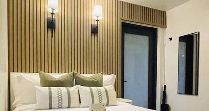 Guesthouse Centrally located 10 min from Wynwood w/ Parking and Privacy