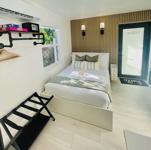 1 habitación, caja de seguridad en la habitación y escritorio 