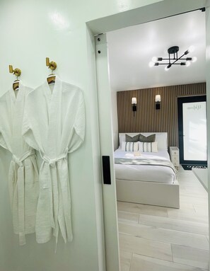 1 Schlafzimmer, Zimmersafe, Schreibtisch, Bügeleisen/Bügelbrett
