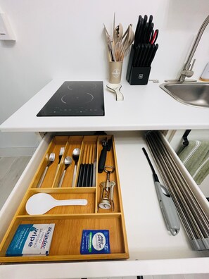 Réfrigérateur, micro-ondes, plaque de cuisson, cafetière/bouilloire