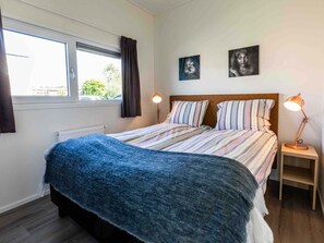 2 bedrooms, individually furnished, bed sheets - Comfortable Chalet With Dishwasher (Nieuwerkerk aan den IJssel)